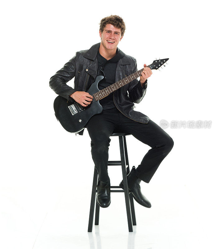 帅哥坐在凳子上弹电吉他