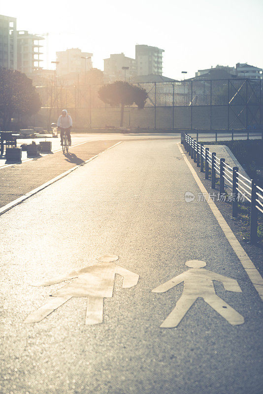 沥青路面黄色人行横道标志