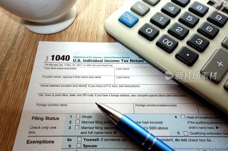 美国1040税表，计算器和笔在桌上