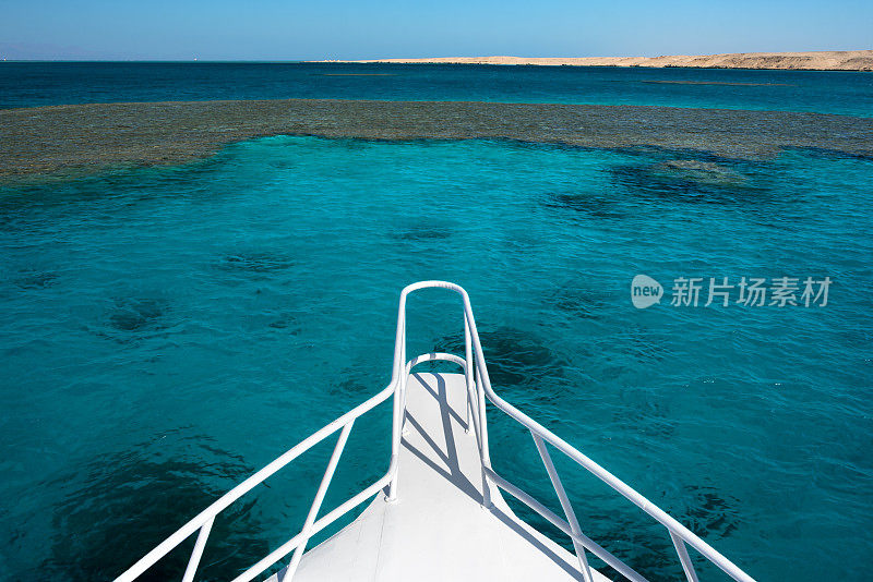 从白色游艇上看珊瑚海。完美的浮潜场所。