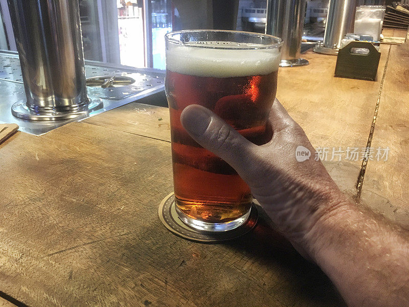 一个男人拿着啤酒的手的个人观点