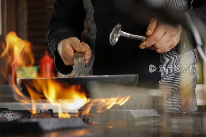 专业厨师烹饪火焰风格。