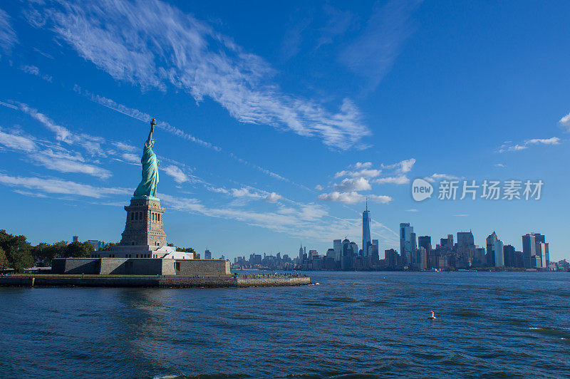 以纽约天际线为背景的自由女神像