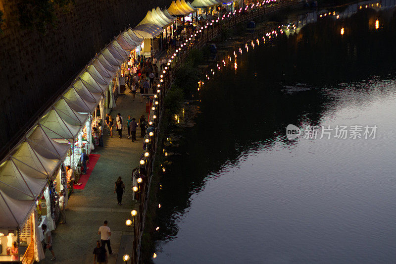 意大利罗马:台伯河上的夏夜节
