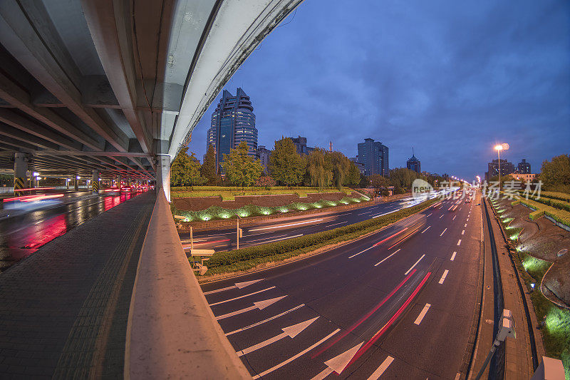 城市公路夜间交通用鱼眼镜头