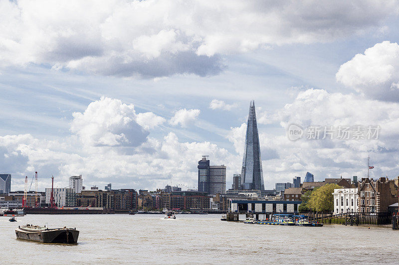 罗瑟西斯阳光明媚的泰晤士河边的新公寓，摩天大楼和伦敦的天际线