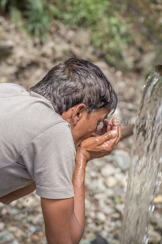 饮用泉水的印度人