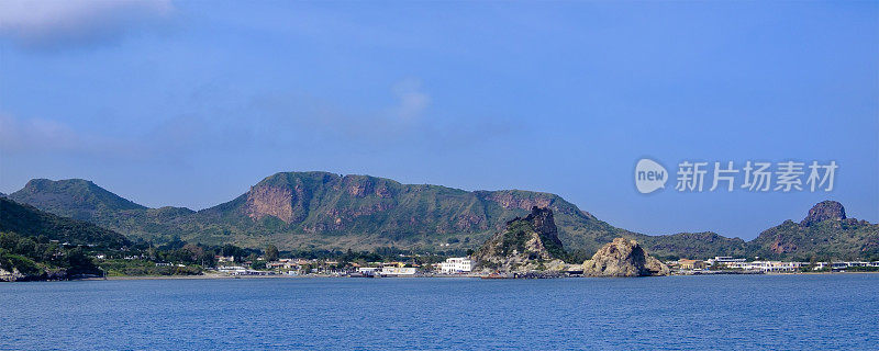 从海上看火山岛，Aeolian群岛(意大利西西里岛)