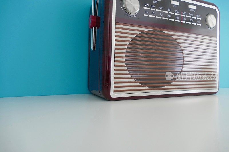 架子上的老式收音机