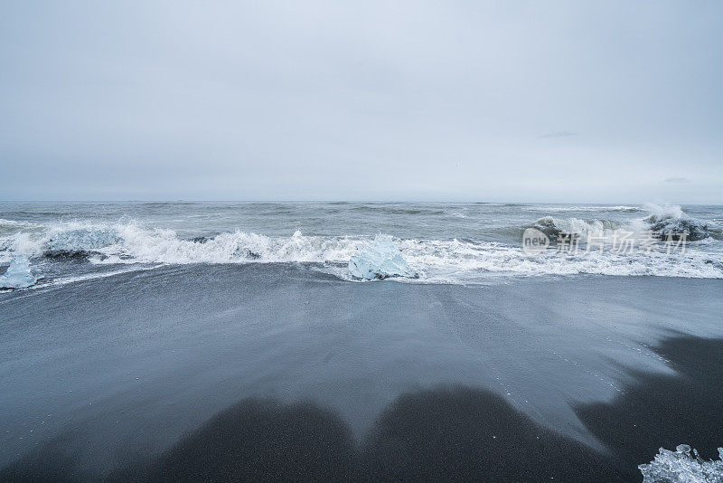 著名的黑沙滩，冰岛Jokulsarlon的钻石海滩