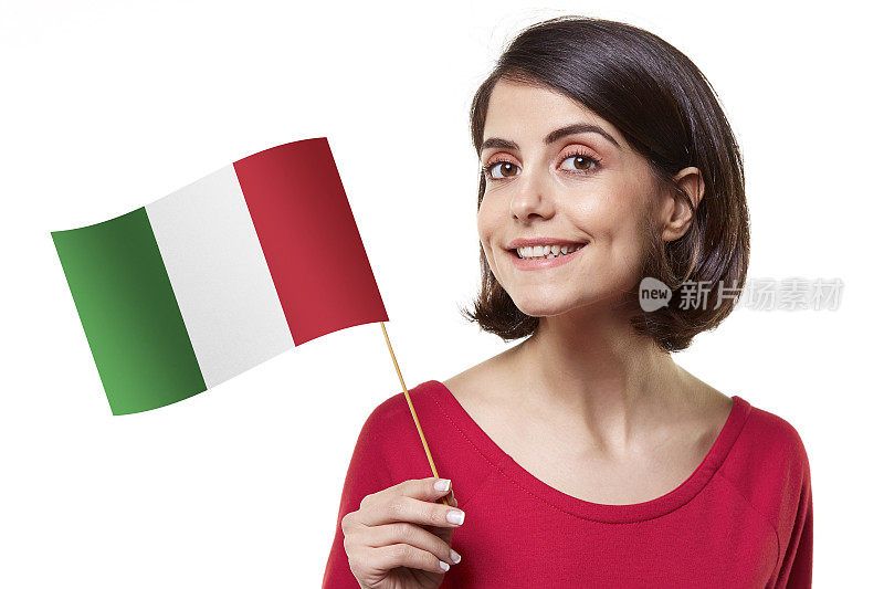年轻女子举着意大利国旗