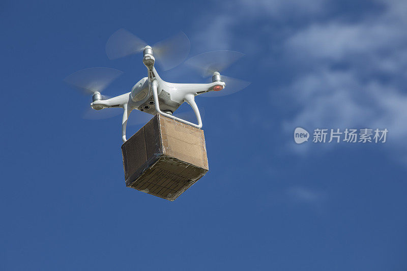 无人机在蓝天上运送纸箱