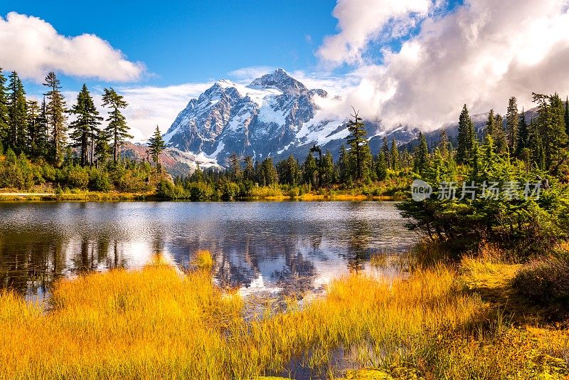 描绘美国华盛顿州舒克山湖的秋色