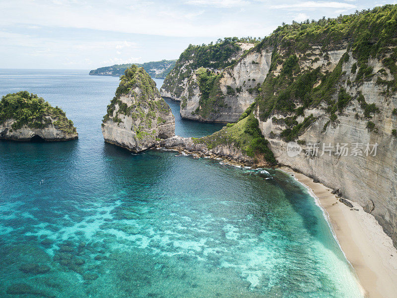 无人机鸟瞰巴厘岛努沙佩尼达美丽的石灰岩悬崖和海景