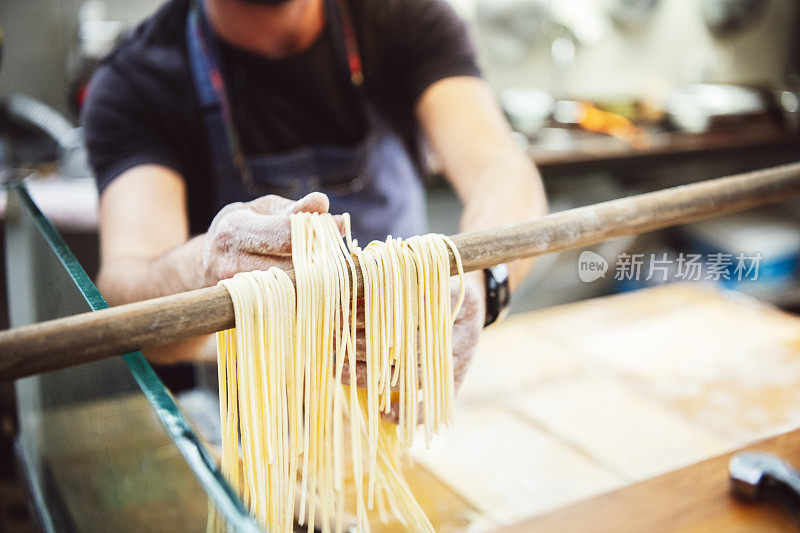 在餐厅烘干生意大利面