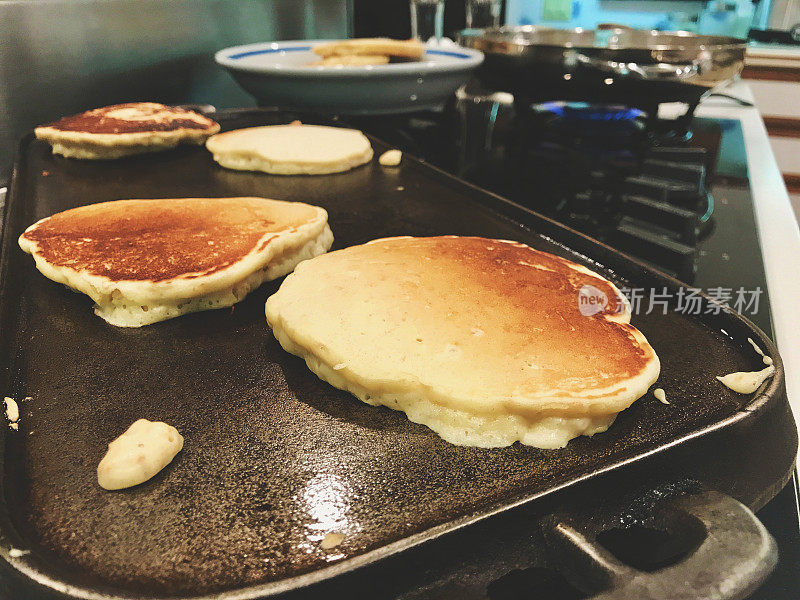 炉灶上的早餐食物健康谷物煎饼