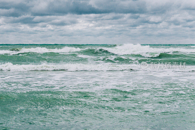 白天波涛汹涌的黑海，波涛汹涌，狂风大作