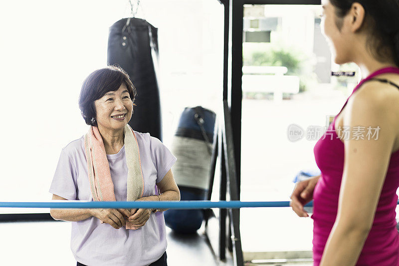 年轻的女拳击手和她的教练谈话