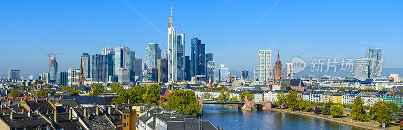 法兰克福城市天际线和主要河流的全景，德国