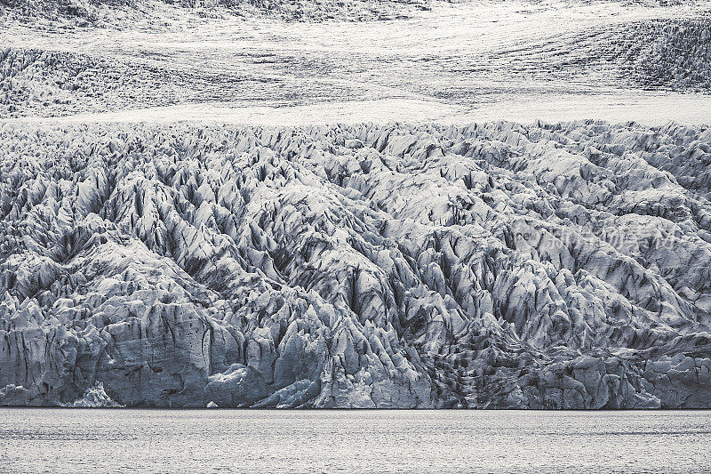 冰岛的Jokulsarlon礁湖冰山