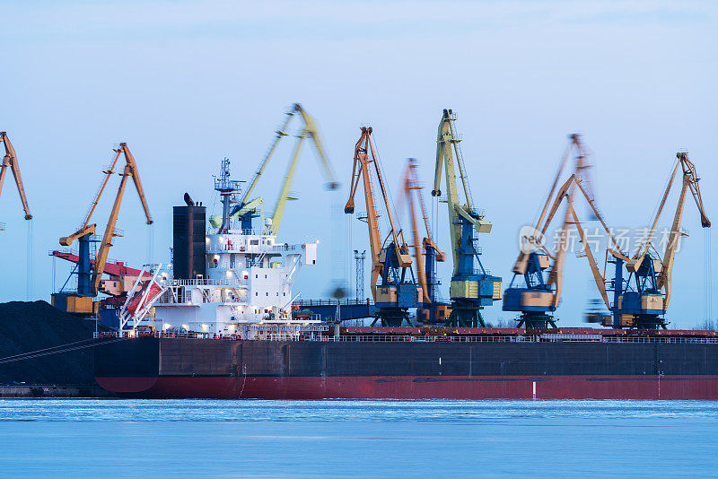 拉脱维亚多加瓦河附近的里加港，一艘大型货船