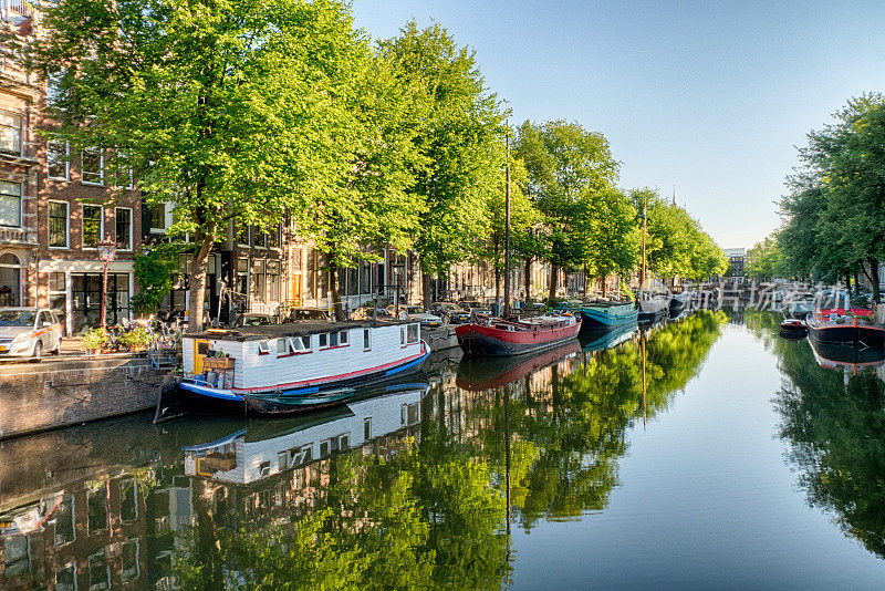 阿姆斯特丹运河与船屋和映像