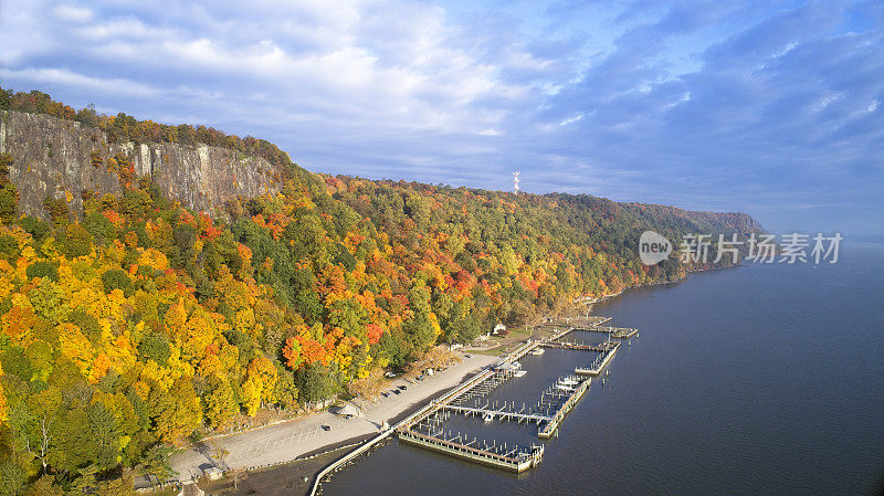 秋天的Palisades悬崖和船码头上的哈德逊河在新泽西看北