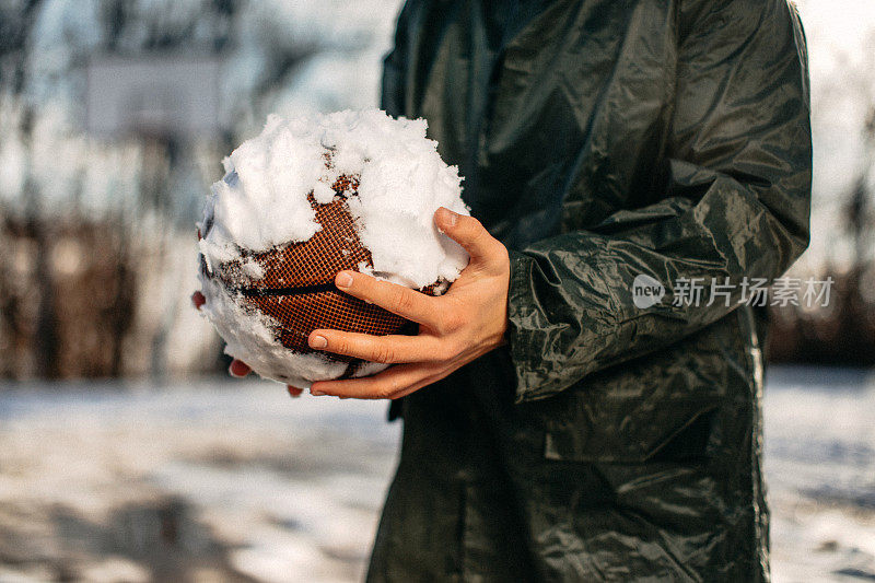 篮球运动员在雪地上练习