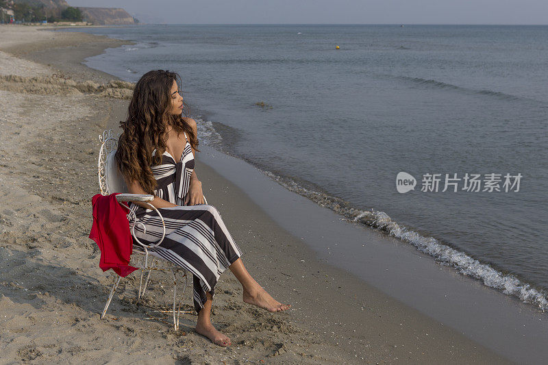 一名年轻的巴西女子在土耳其伊斯坦布尔西里夫里海滩摆姿势