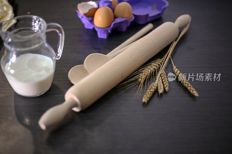 烘焙原料及工具-面粉、鸡蛋及擀面杖
