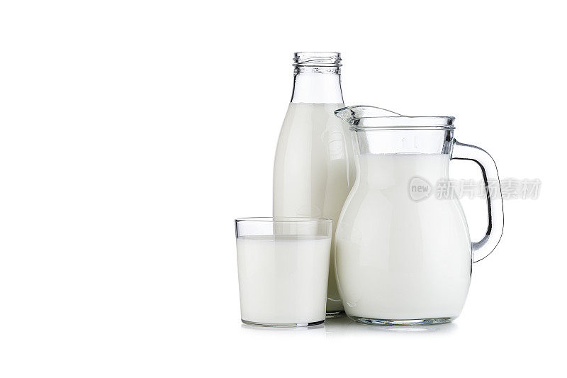 牛奶罐，牛奶瓶和玻璃隔离在白色背景