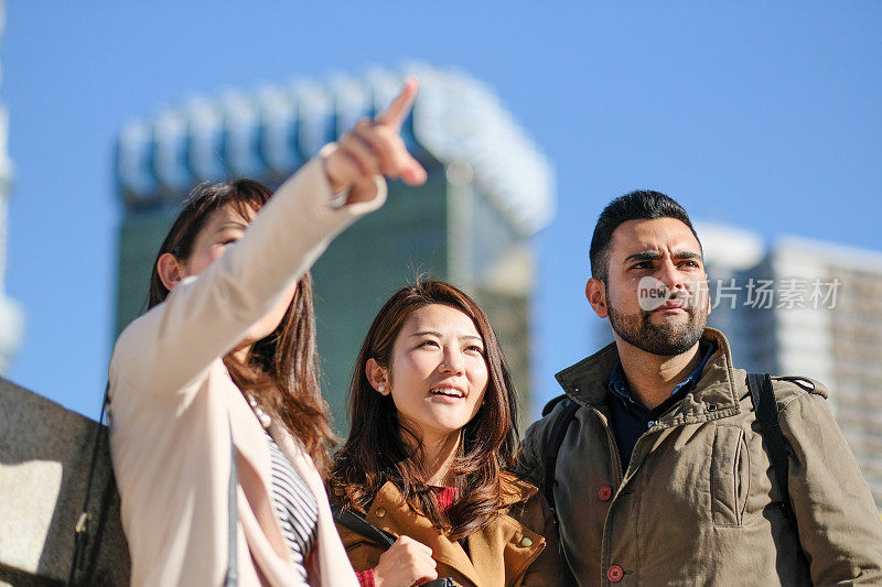 东京一处旅游景点的大街上，男男女女在聊天