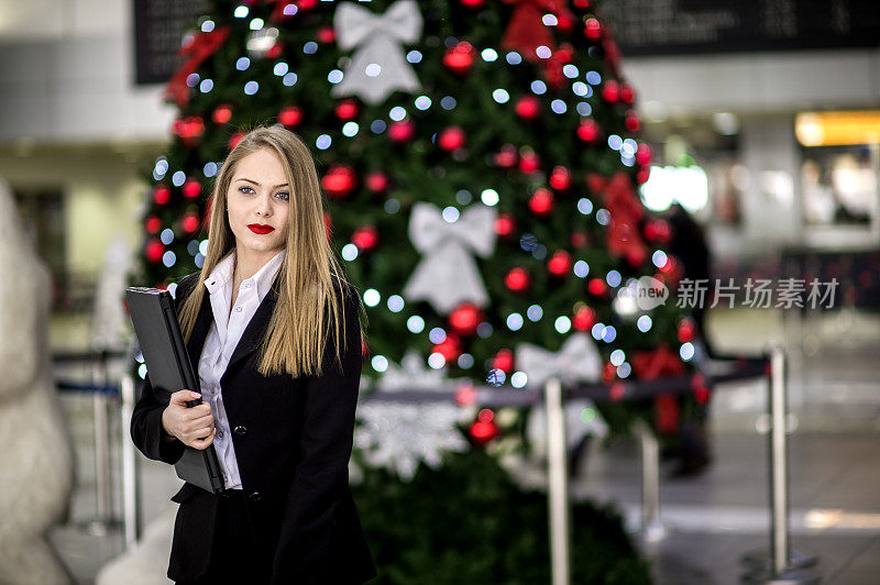 年轻漂亮的女商人在机场过圣诞节