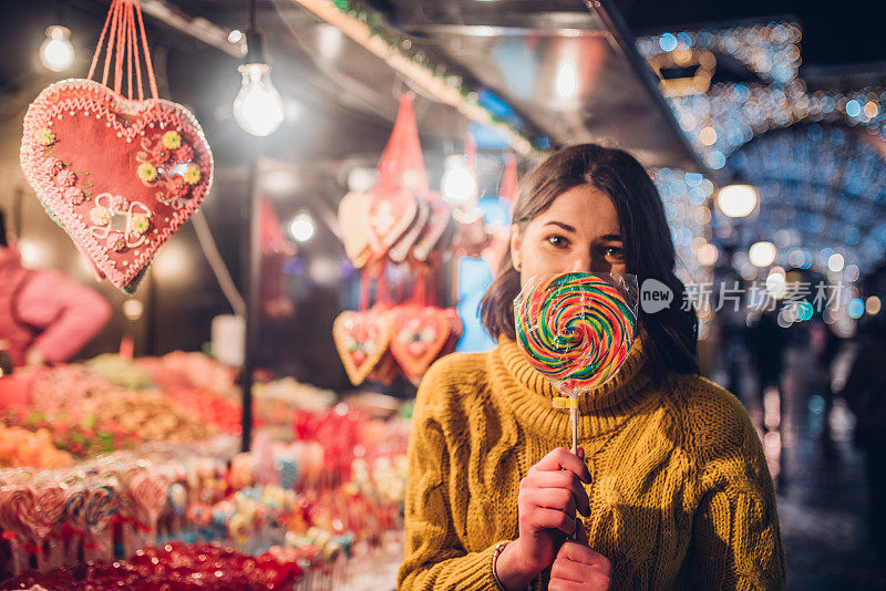 拿着棒棒糖的年轻女人