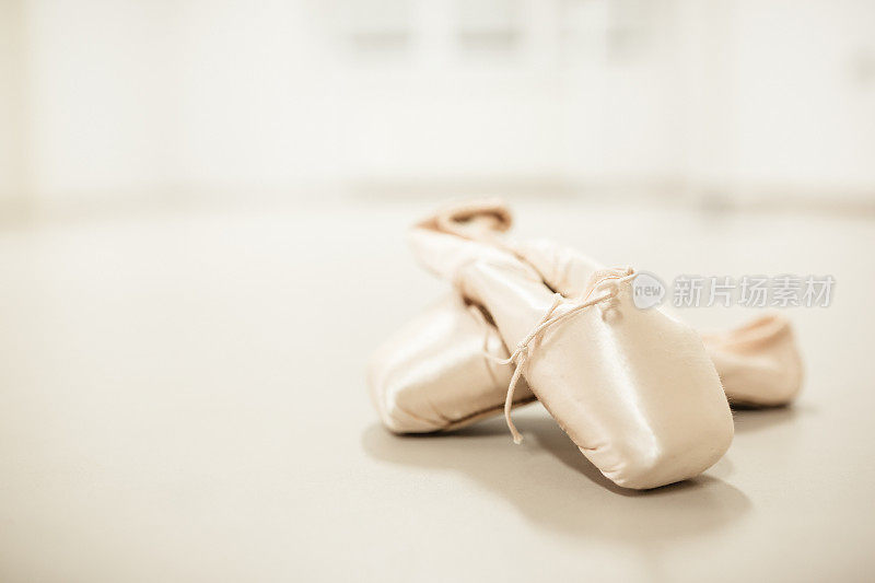 芭蕾舞鞋在地板上