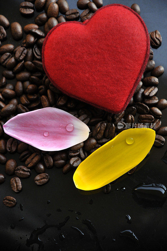 中国茶具、咖啡豆和带露水的彩色郁金香花瓣