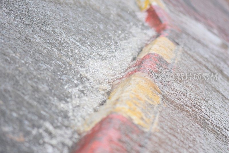 雨水冲刷着人行道