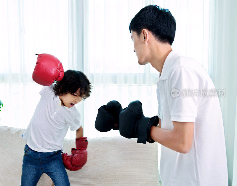 父亲和儿子打拳击