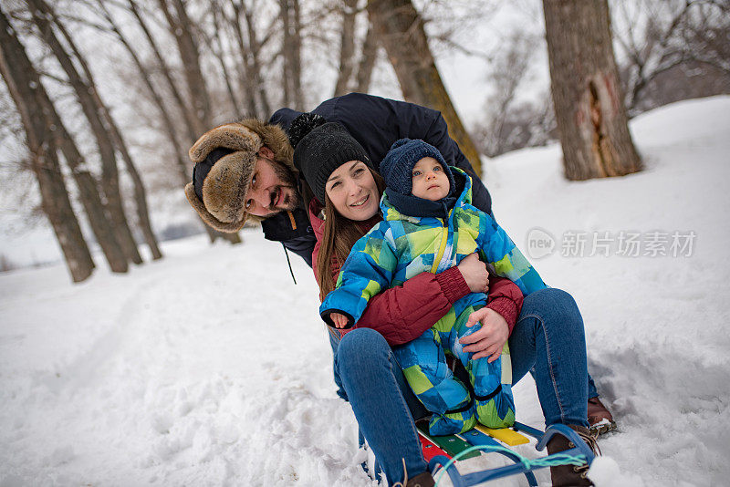 雪中阖家欢乐