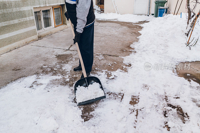 人清理积雪