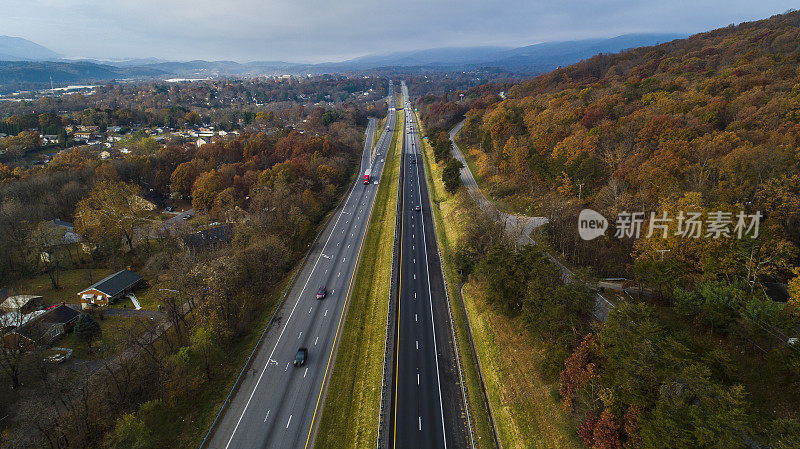 山上高速公路上的无人机鸟瞰图