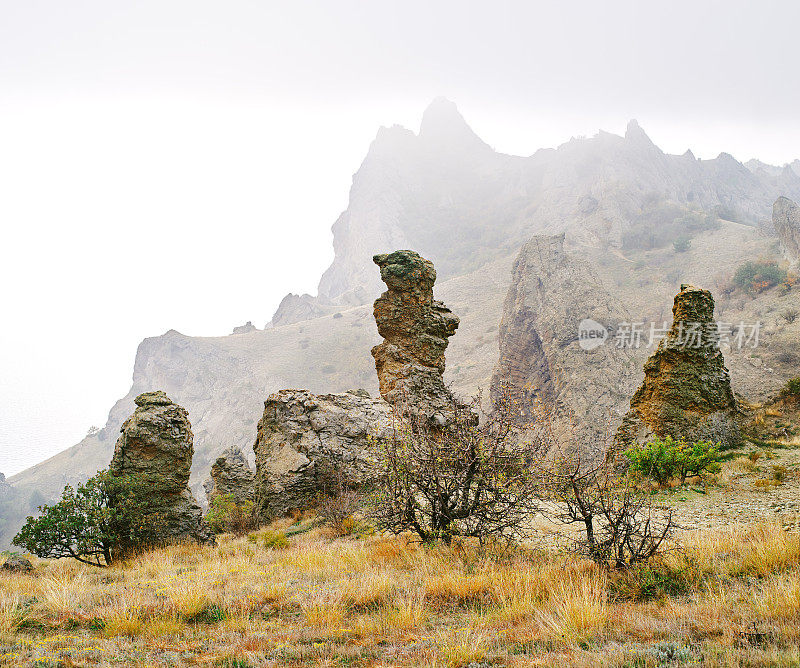 落基山脉，卡拉达火山，克里米亚海岸，阴沉沉的天空，雾，白色的天空。