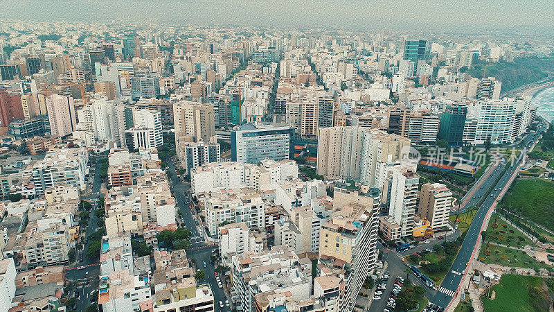 油画全景鸟瞰图米拉弗洛雷斯区海岸线在利马，秘鲁。