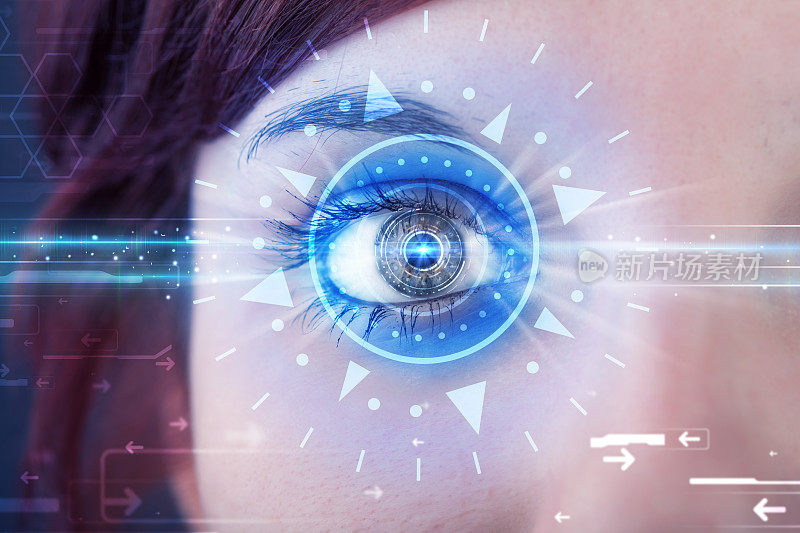 用科技眼睛看蓝色虹膜的网络女孩