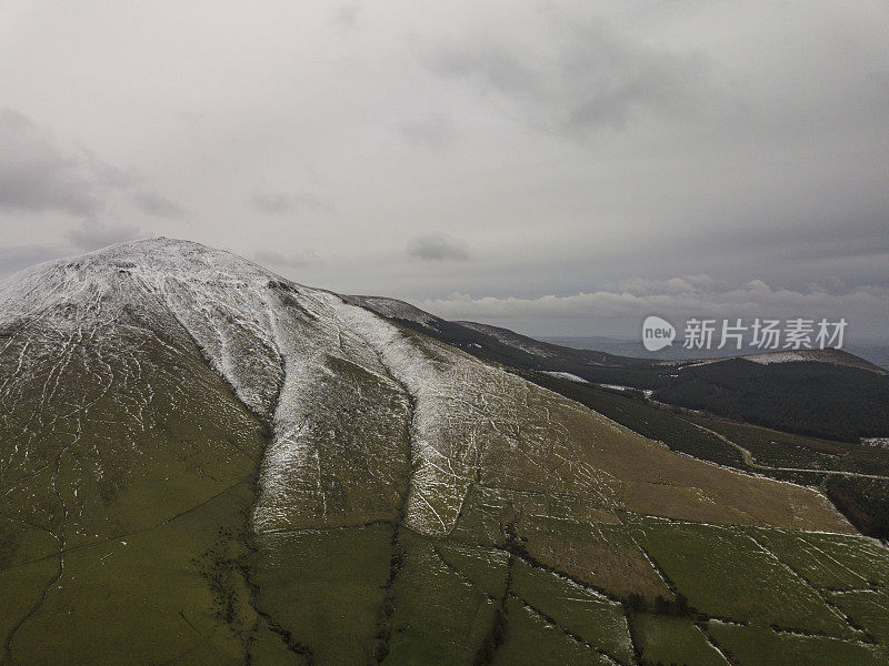 爱尔兰蒂珀雷里县，盖着雪的加尔蒂莫尔，加尔蒂山脉，阿赫罗峡谷。