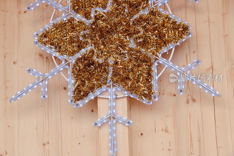 CC-巴伐利亚圣诞市场加米施-帕滕基兴-星星形状的雪花在木墙上