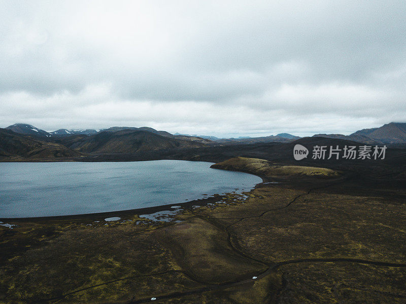 鸟瞰图在冰岛高地火山口美丽的湖