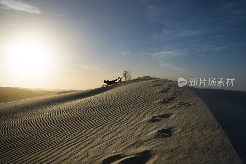 男人崩溃在沙丘白沙国家纪念碑