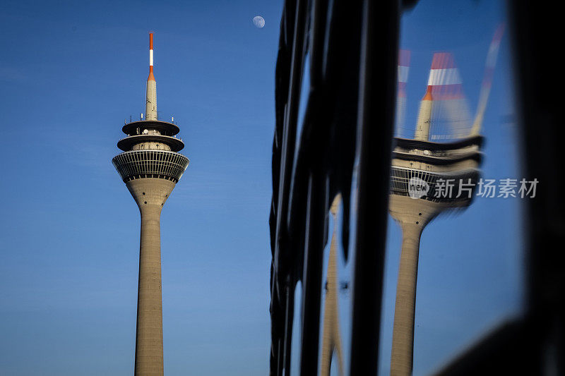 莱茵塔和它在MedienHafen(媒体港)的镜像立面上的反射，Düsseldorf，德国