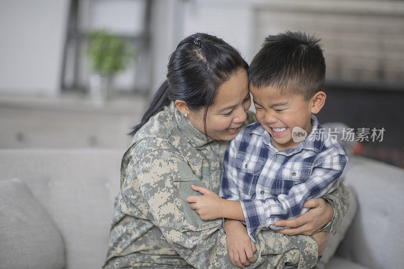 军人妈妈拥抱她的儿子